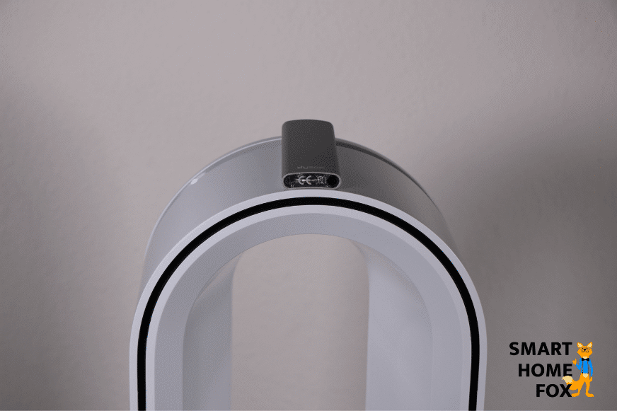 Die Fernbedienung des Dyson Pure Hot + Cool HP04 Luftreinigers ist auf dem ovalen Turm des Geräts magnetisch befestigt